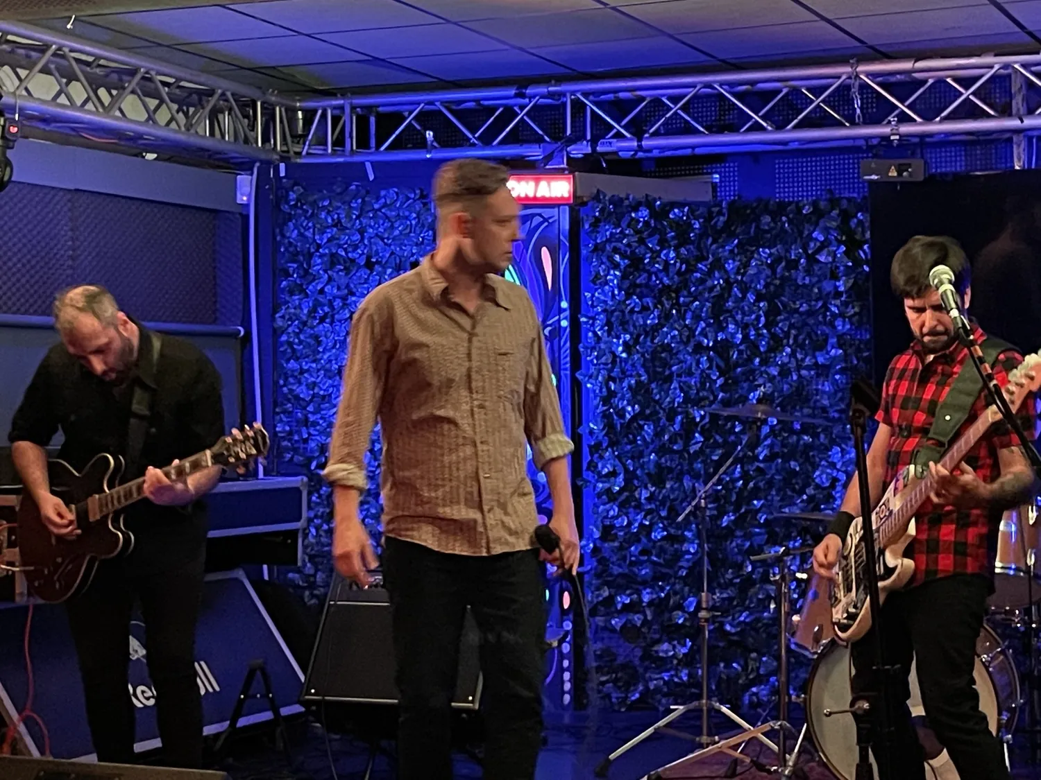 Live, singer, bass and guitar